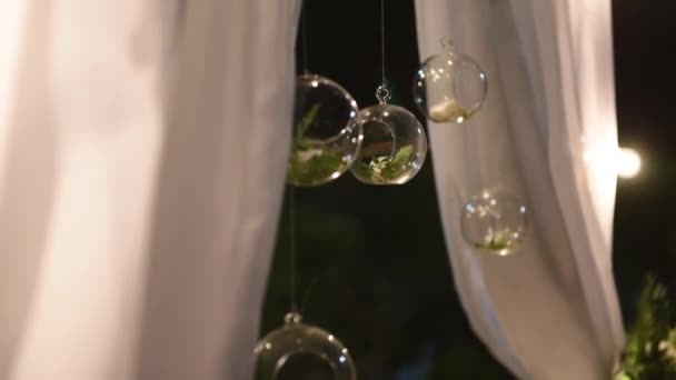 Decoración para una ceremonia de boda nocturna, muchas velas — Vídeos de Stock