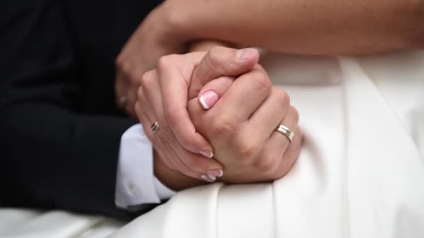 Ramo de bodas, novias manos, anillos de boda — Vídeos de Stock