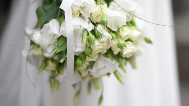 Bouquet da sposa, mani da sposa, fedi nuziali — Video Stock