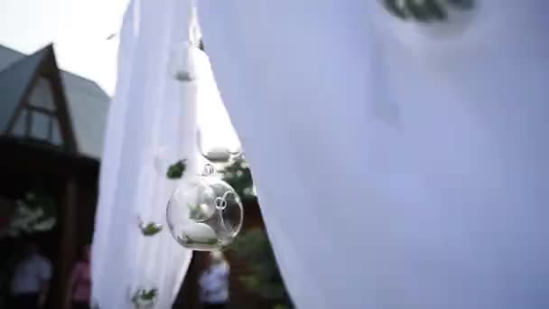 Krásná výzdoba pro venkovní svatební oslavu — Stock video
