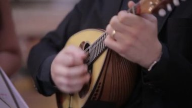 Mandolin İtalyan bir adam oyuncu eller