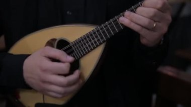 Mandolin İtalyan bir adam oyuncu eller