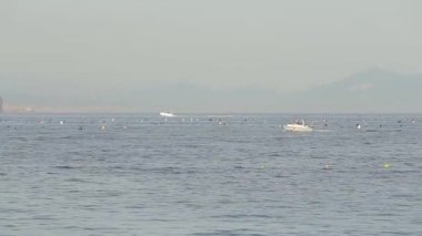 küçük bir tekne bir ada Dağları ile arka plan üzerinde deniz boyunca yelken