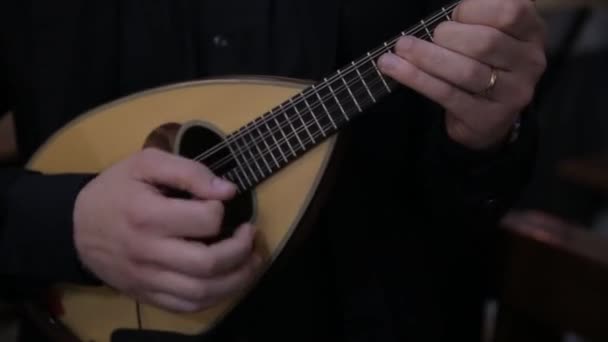 Mandolin İtalyan bir adam oyuncu eller — Stok video