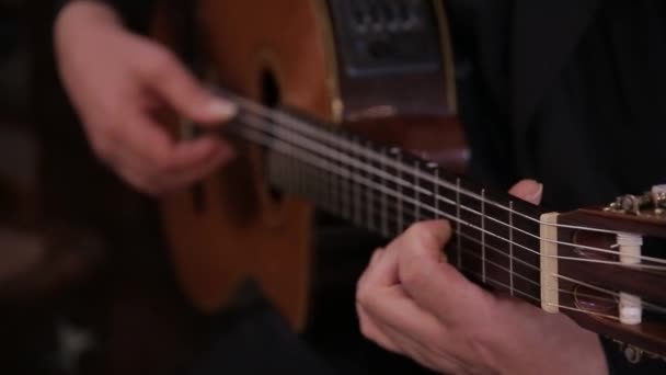 Primer plano de un hombre italiano tocando en la iglesia con una guitarra — Vídeos de Stock