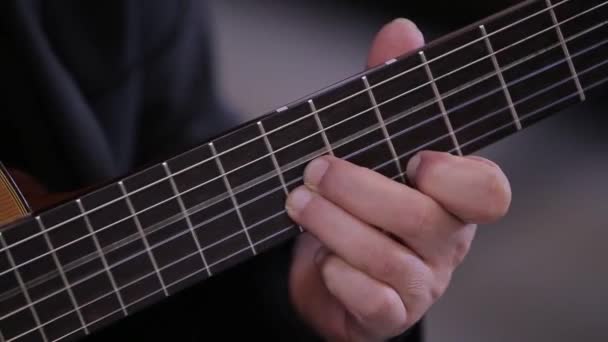 Nahaufnahme eines Italieners, der in der Kirche auf einer Gitarre spielt — Stockvideo