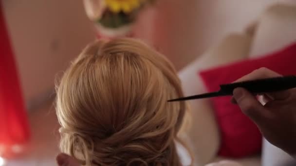 Zbliżenie, panny młodej na weselu zrobić jej fryzurę i strój welon — Wideo stockowe