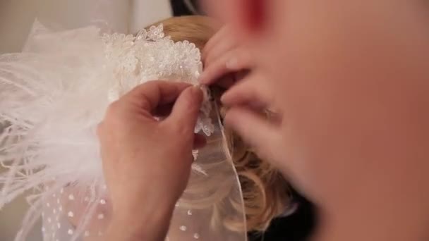 Közeli, az esküvőn a menyasszony frizuráját gyártmány- és ruha a fátyol — Stock videók