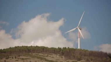 Rüzgar enerji santrali karşı güzel bir mavi gökyüzü