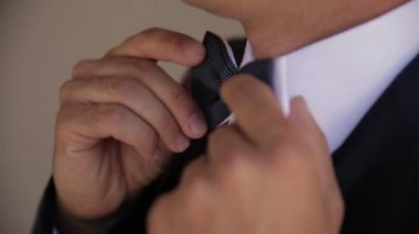 damat düğüne gidiyor, kelepçeleri takılır, kelebek giderir