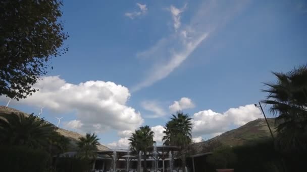 Ветроэлектростанция против красивого голубого неба — стоковое видео