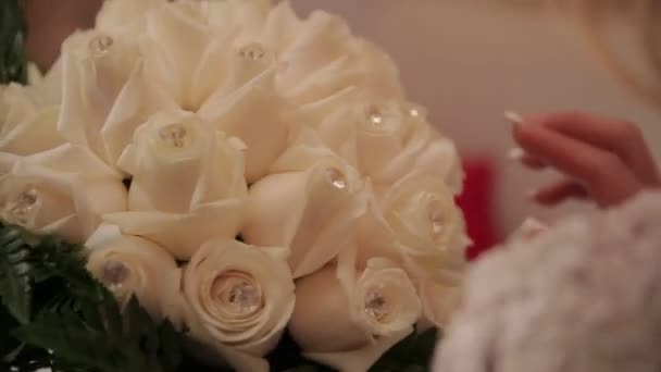 Bruden håller en blommig bukett på bröllopet — Stockvideo
