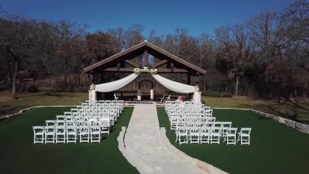 Aérea, parque infantil com um dossel de madeira para uma cerimônia de casamento — Vídeo de Stock