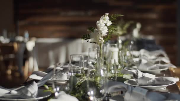 Servido para mesas de banquete em um casamento luxuoso — Vídeo de Stock