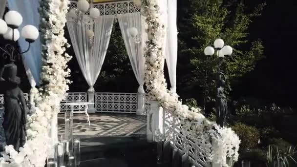 Schöne Hochzeitszeremonie in der Nähe des Waldes, Luftaufnahme — Stockvideo