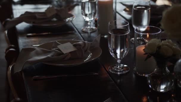 Servi pour les tables de banquet dans un mariage luxueux — Video