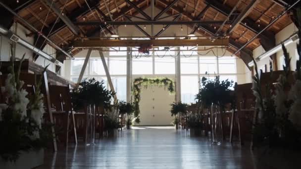 Hermoso lugar de la boda de madera, decoración de la boda — Vídeos de Stock