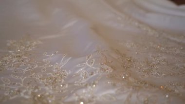 Gelin toplantısında düğün aksesuarları, elbiseler, ayakkabılar.