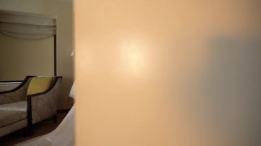 Gelin toplantısında düğün aksesuarları, elbiseler, ayakkabılar.