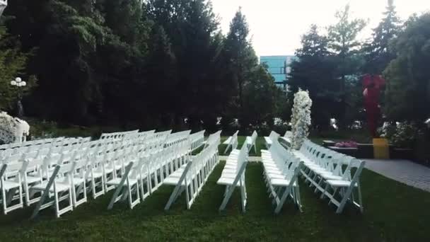 Свадьба рядом с лесом, воздушная — стоковое видео