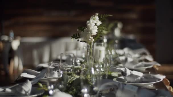 Servi pour les tables de banquet dans un mariage luxueux — Video