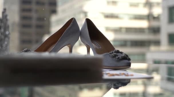 Gelin toplantısında düğün aksesuarları, elbiseler, ayakkabılar. — Stok video
