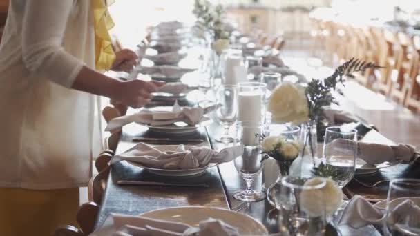 Servido para mesas de banquete en una boda de lujo — Vídeos de Stock