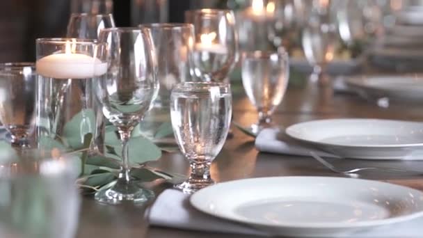 Сервировка столика крупным планом в ресторане — стоковое видео