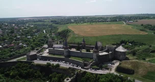 Kamianets-Podilskyi stad, Oekraïne. Het kasteel. De toren. Luchtzicht — Stockvideo