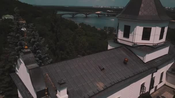 Aerial survey, Kiev Ukraine, Kiev-Pechersk Lavra on the background of the Dnieper river — Stok video