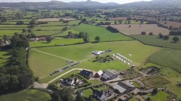 Vista aérea. Configuración de la ceremonia de recepción de la boda con grandes carpas blancas y gente disfrutando. Estados Unidos — Vídeos de Stock