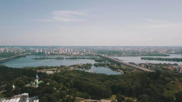 Relevé aérien, Kiev Ukraine, rivière Dnipro, ponts traversant la rivière — Video