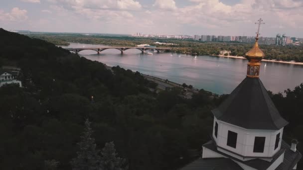 Luchtfoto, Kiev Oekraïne, Kiev-Pechersk Lavra op de achtergrond van de rivier de Dnjepr — Stockvideo