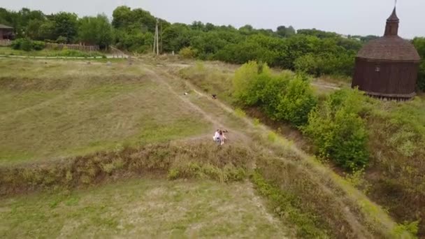 Aero Historia de amor. Hermosa pareja camina a orillas del río Dniéper — Vídeos de Stock