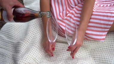 Aşk hikayesi. Dinyeper nehrinin kıyısında güzel bir çift yürüyor.