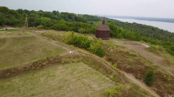 Aero Love verhaal. Mooi koppel wandelingen aan de oevers van de rivier de Dnjepr — Stockvideo