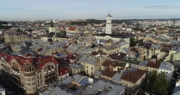 Воздушный Виев. Старый город Львов, Украина. Ратуша, Ратуш — стоковое видео