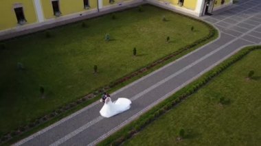 Hava manzaralı, güzel gelin ve damat birlikte. düğün