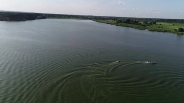 Hava manzarası, nehirde motorlu bir wakeboard.