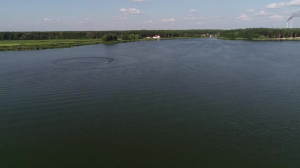 공중에서 내려다본 비행기와 모터보트 가강에 있는 모습 — 비디오