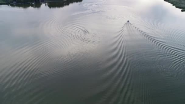 Luftaufnahme, Wakeboarding mit Motorboot im Fluss — Stockvideo