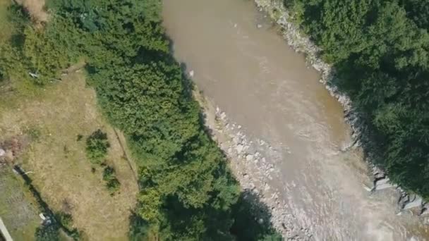 Karpaten, Yaremche-Gebirge, Gebirgsfluss — Stockvideo