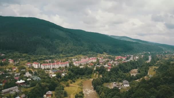 Karpaterna, Jaremche-bergen, bergsfloden — Stockvideo