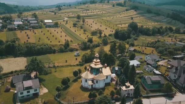 Aero, Prachtige kerk in de Oekraïense Karpaten — Stockvideo