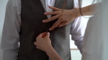 Düğün sabahı. Yaklaşın, gelin ve damat elbisesi