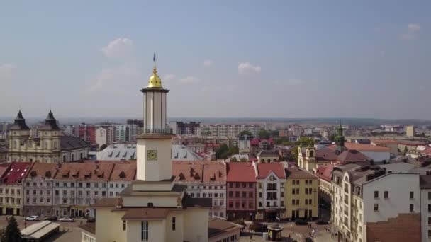 Ivano-Frankivsk, Ukrajna, Levegő, Régi történelmi épületek — Stock videók