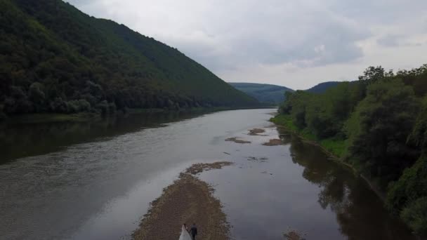 Flygfoto, brud och brudgum, floden på berget i Karpaterna — Stockvideo