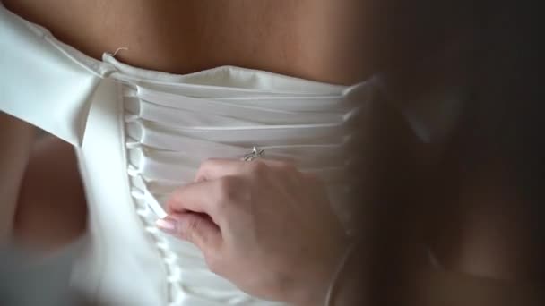 Matrimonio. La mattina della sposa. Abito da sposa su un manichino. Abito da sposa — Video Stock