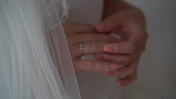 結婚式。花嫁の朝だ。マネキンのウェディングドレス。花嫁衣装 — ストック動画