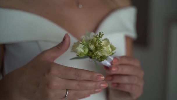 Hochzeit. Der Morgen der Braut. Hochzeitskleid auf einer Schaufensterpuppe. Brautkleid — Stockvideo